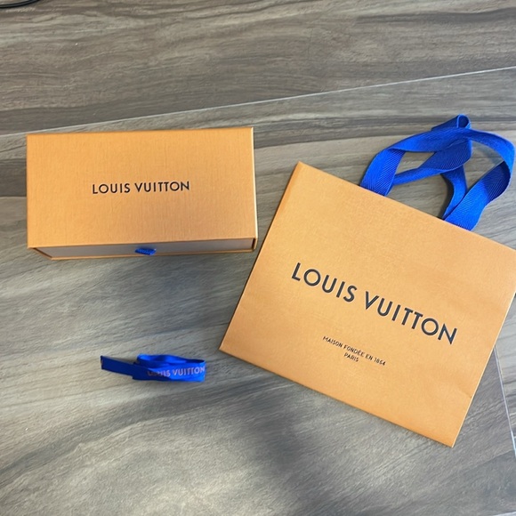 Authentic Louis Vuitton Sunglasses Box, Small Shopping Bag & Ribbon - Picture 6 of 8